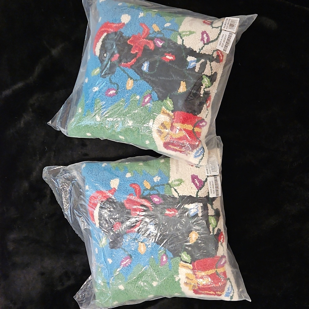 NWT Plow & Hearth Holiday Labrador Dog Wool Throw Pillows - Set Of 2 - Picture 9 of 11